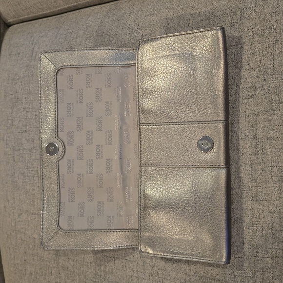 EUC Michael Kors grey envelope style clutch purse 👛 silver hardware - Picture 3 of 10